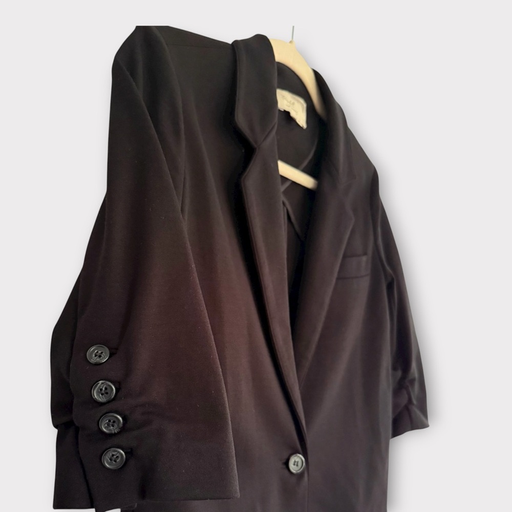 Elizabeth and James Black Ruched Sleeve One-Button Blazer